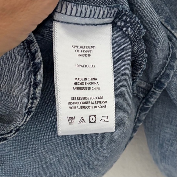 KUT From The Kloth Women’s Chambray Ruffle Button Down Blouse Size Large - Picture 7 of 7